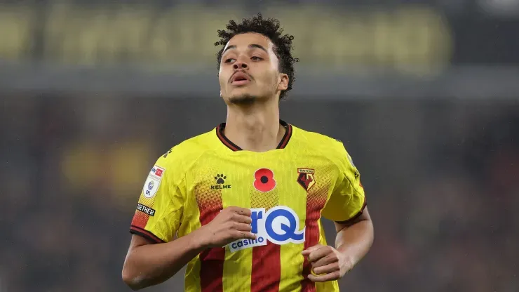 O zagueiro Max Alleyne em ação com a camisa do Watford (Alex Pantling/Getty Images)