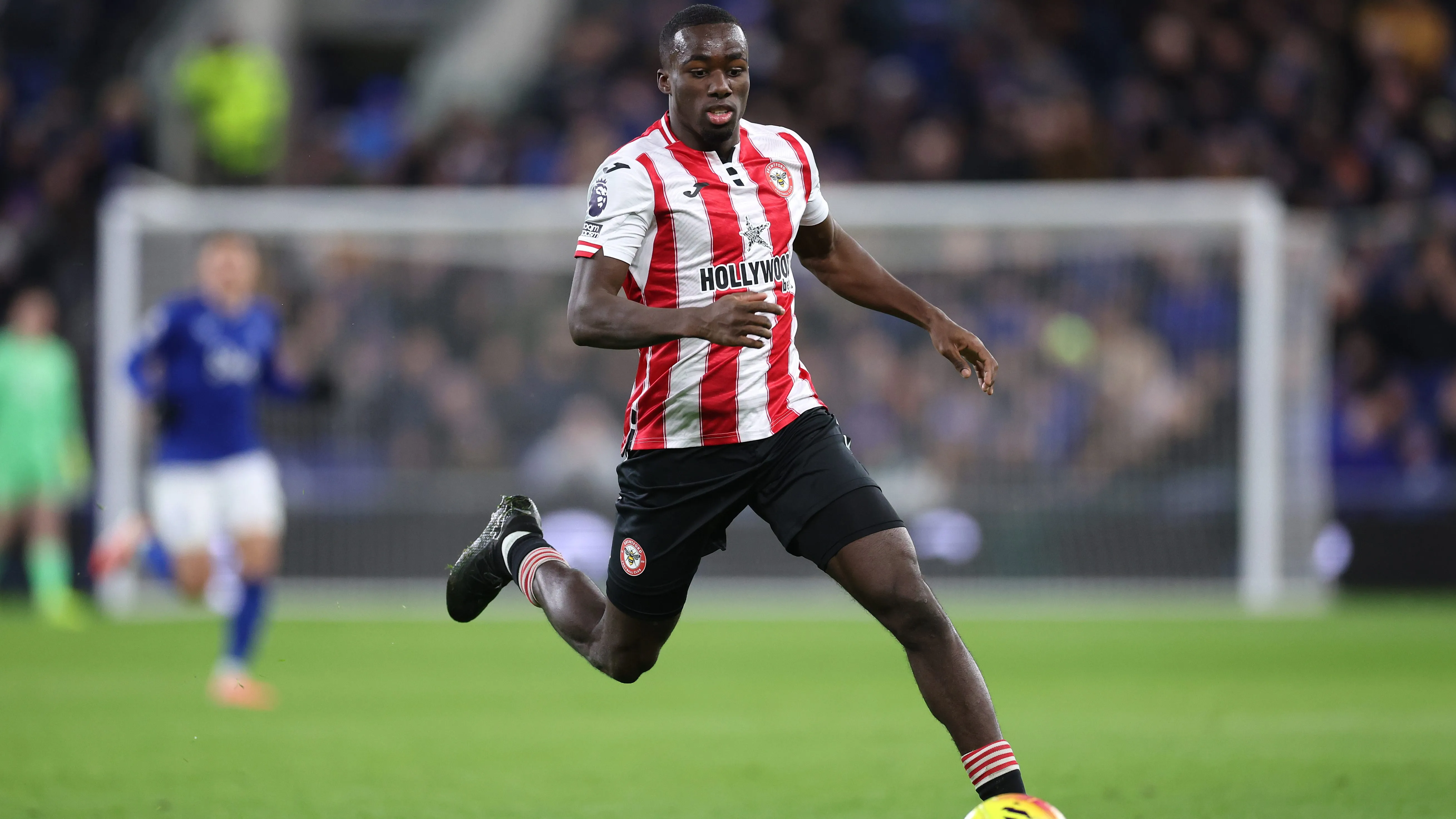 Michael Kayode, alvo do Tottenham, em jogo do Brentford. Foto: Alex Livesey/Getty Images