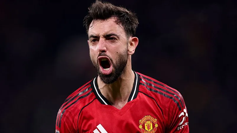 Bruno Fernandes, em campo, comemorando gol do Manchester United