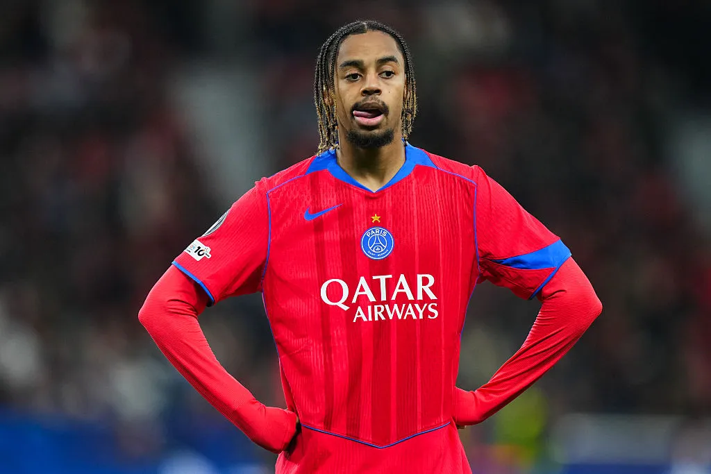 Atacante Bradley Barcola, do Paris Saint-Germain, tem sido ligado a grandes clubes, como Manchester City, Chelsea, Arsenal, Liverpool e até mesmo o Barcelona, segundo o TEAMtalk. Ele considera seu futuro no PSG a longo prazo, mas no momento, o clube não deve negociar o atacante. (Foto: Pau Barrena/Getty Images)
