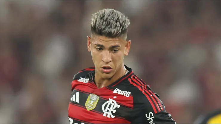 Jorge Carrascal expressa desejo de sair do Flamengo; Benfica demonstra forte interesse. (Foto: Lucas Figueiredo/Getty Images)