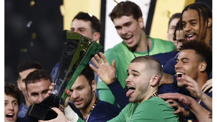 Chevalier vira herói improvável e garante a Supercopa da França ao PSG com duas defesas de pênalti. (Foto: Twitter/PSG)