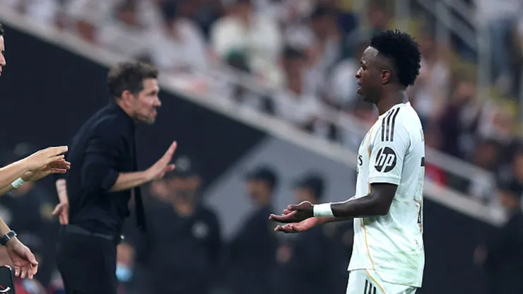 Diego Simeone e Vini Jr. discutiram durante jogo. Yasser Bakhsh/Getty Images.