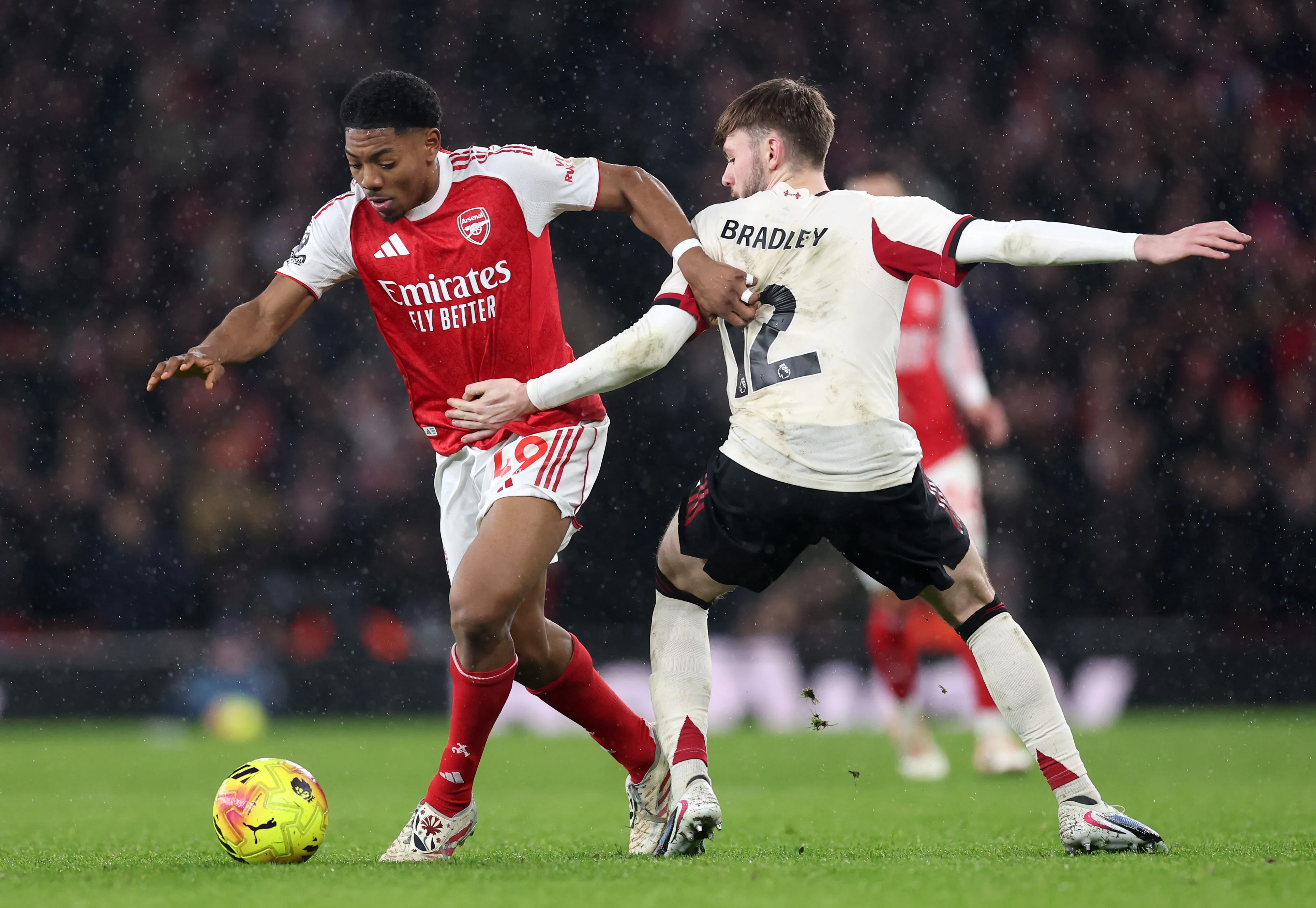 Skelly e Bradley disputam bola. (Photo by Julian Finney/Getty Images)