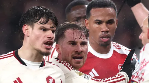 Jogadores de Liverpool e Arsenam durante confusão. (Photo by Julian Finney/Getty Images)
