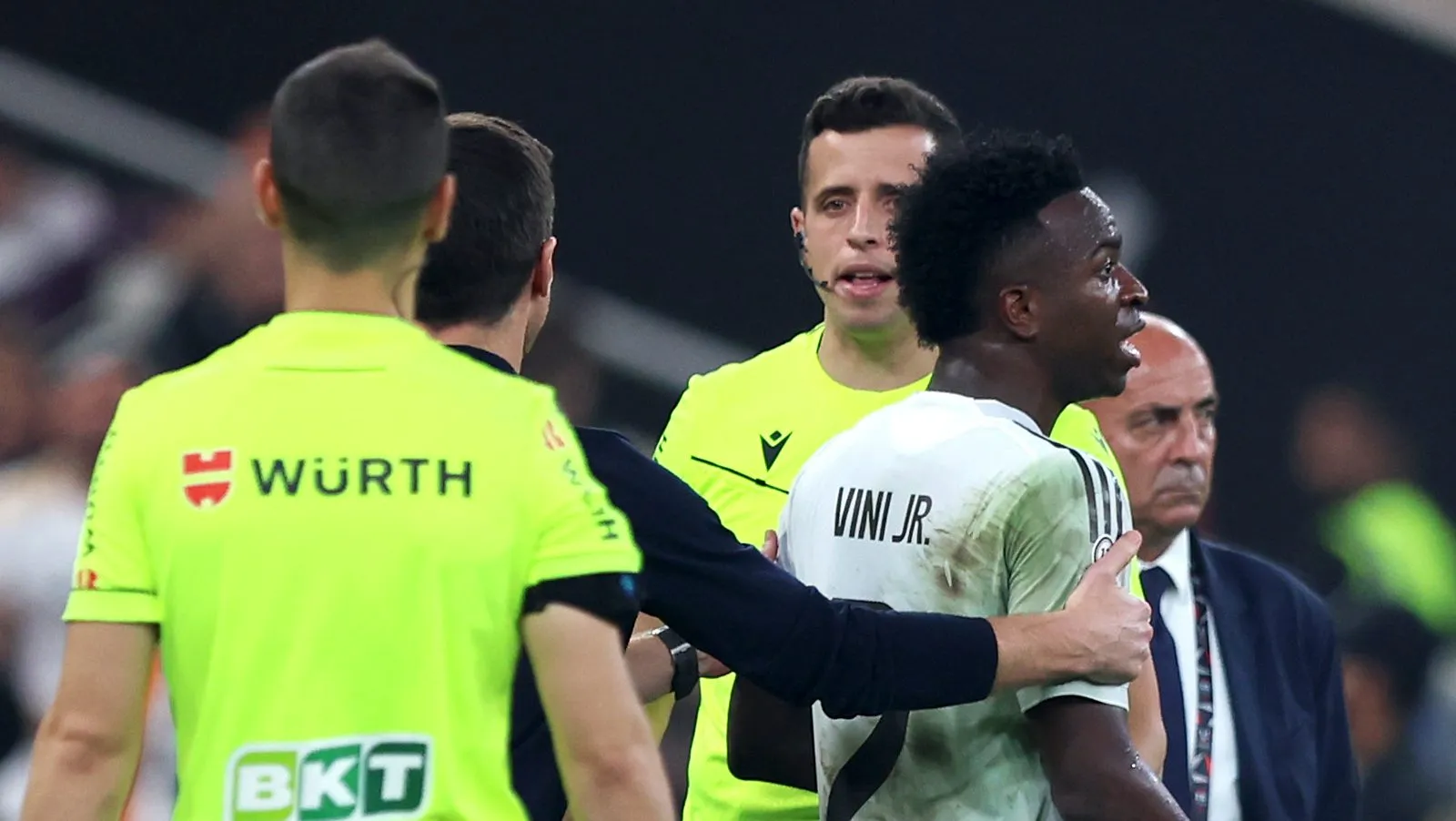 Vinícius Júnior, do Real Madrid, é conduzido para fora durante a semifinal da Supercopa da Espanha entre Real Madrid e Atlético de Madrid, no Estádio King Abdullah Sports City Hall, em 8 de janeiro de 2026, em Jidá, Arábia Saudita. (Foto: Yasser Bakhsh/Getty Images)