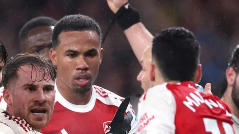 Martinelli protagoniza lance polêmico com Bradley lesionado nos acréscimos. (Foto de Julian Finney/Getty Images)