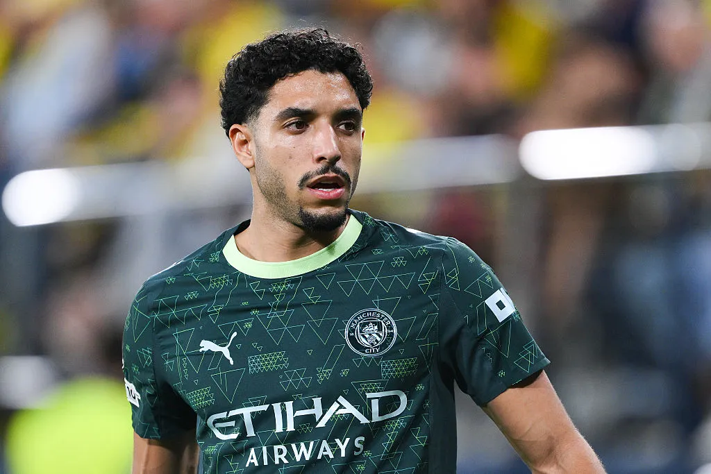 Atacante Omar Marmoush, do Manchester City, foi ligado ao Tottenham e Aston Villa, mas ele não tem intenção de deixar o clube inglês de Guardiola, pois quer buscar o seu espaço, segundo o jornalista Florian Plettenberg (Foto: David Ramos/Getty Images)