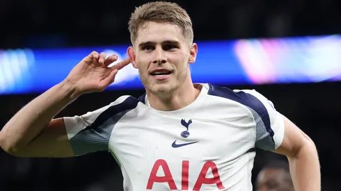 Van de Ven em campo pelo Tottenham. Foto: Alex Pantling/Getty Images