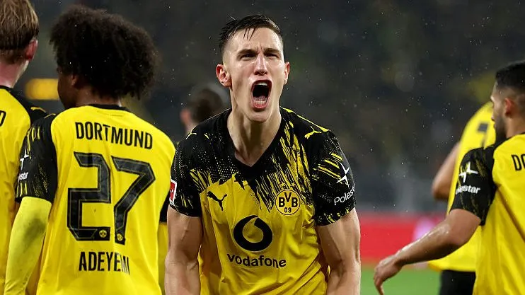 Nico Schlotterbeck, em campo, comemorando pelo Borussia Dortmund