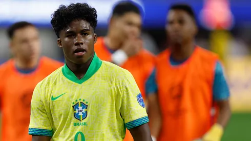 Endrick com a camisa da Seleção Brasileira (Buda Mendes/Getty Images)