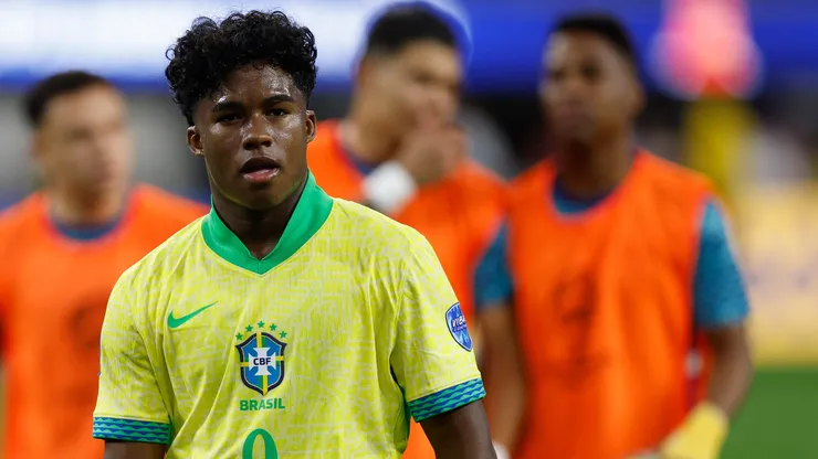 Endrick com a camisa da Seleção Brasileira (Buda Mendes/Getty Images)