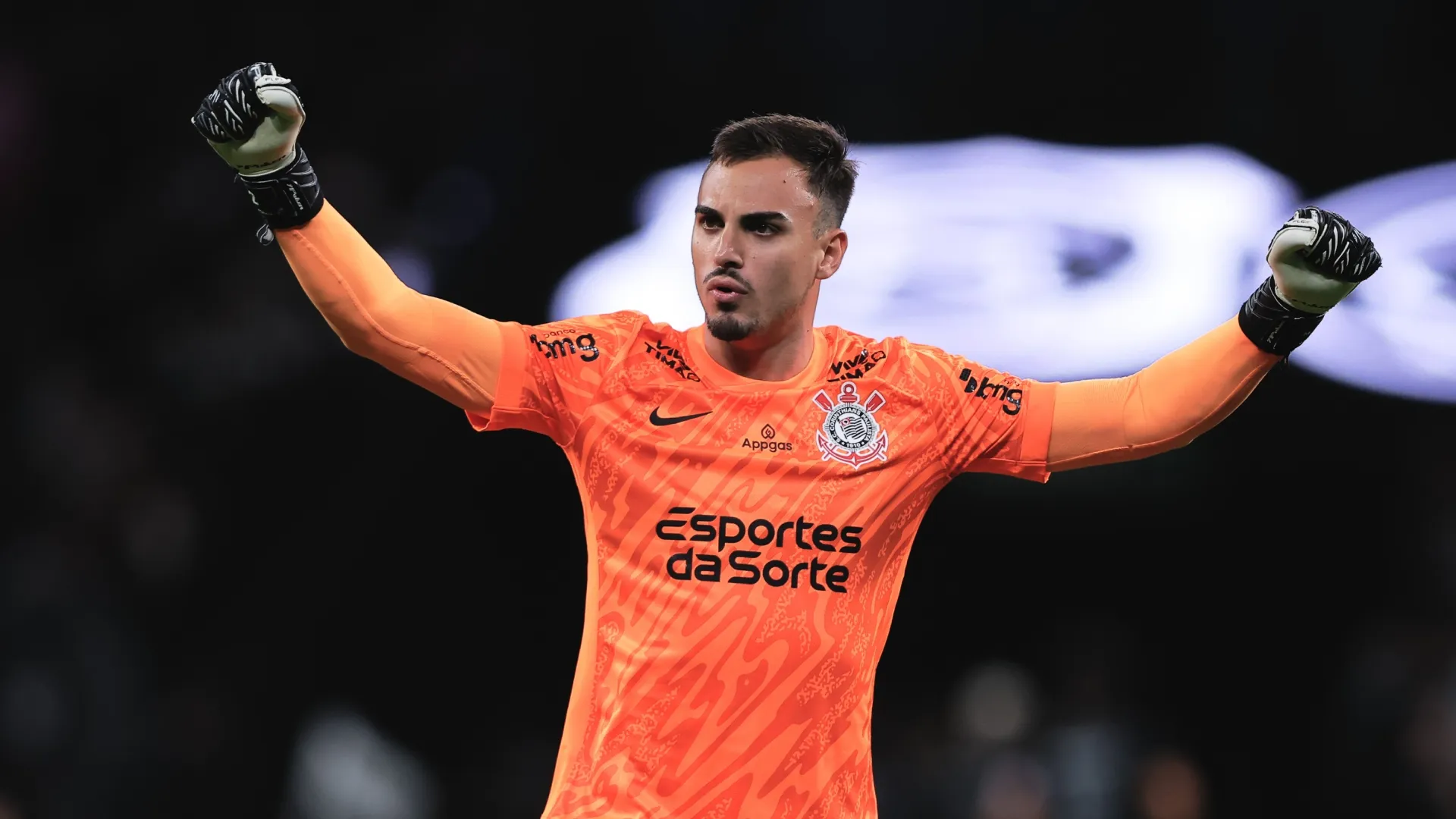 Matheus Donelli, goleiro do Corinthians, com as mãos erguidas comemorando vitória do time.