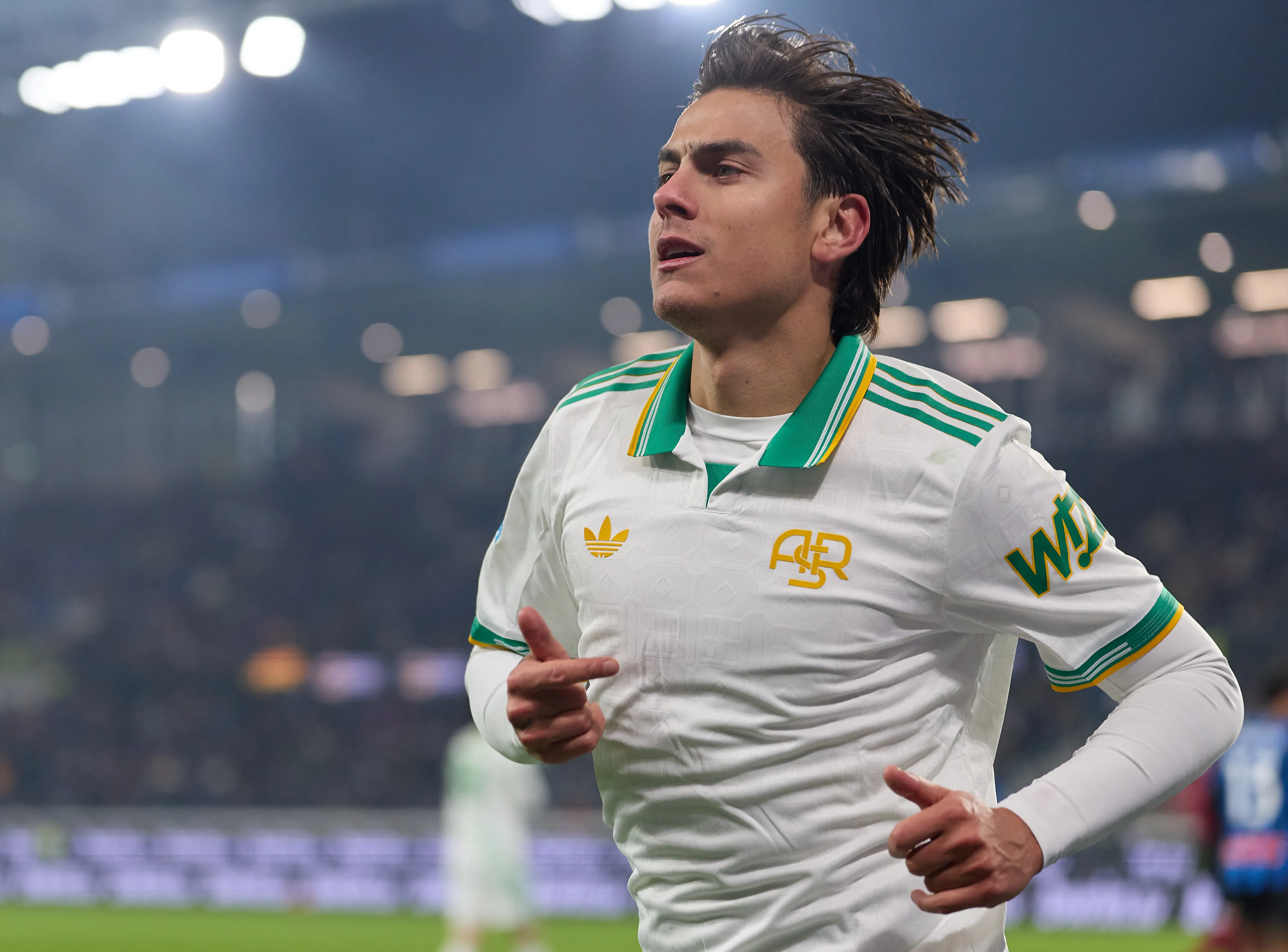 Paulo Dybala, da AS Roma, observa o jogo durante a partida da Serie A entre Atalanta BC e AS Roma no New Balance Arena, em 3 de janeiro de 2026, em Bérgamo, Itália. (Foto de Emmanuele Ciancaglini/Getty Images)