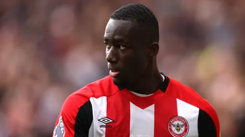 Michael Kayode, alvo do Tottenham, em jogo do Brentford. Foto: Alex Pantling/Getty Images