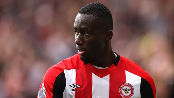Michael Kayode, alvo do Tottenham, em jogo do Brentford. Foto: Alex Pantling/Getty Images