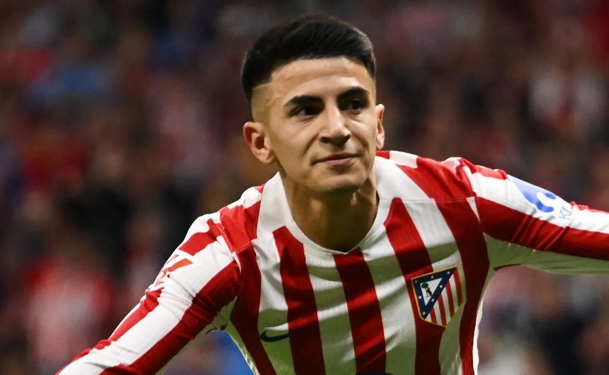 Thiago Almada em alta: Palmeiras lidera corrida por atacante, à frente de Juventus e Flamengo