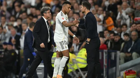 Xabi Alonso e Mbappé se cumprimentando em jogo do Real Madrid