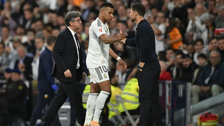 Xabi Alonso e Mbappé se cumprimentando em jogo do Real Madrid