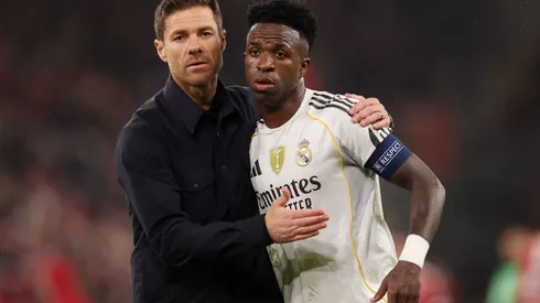 Xabi Alonso e Vinicius Júnior