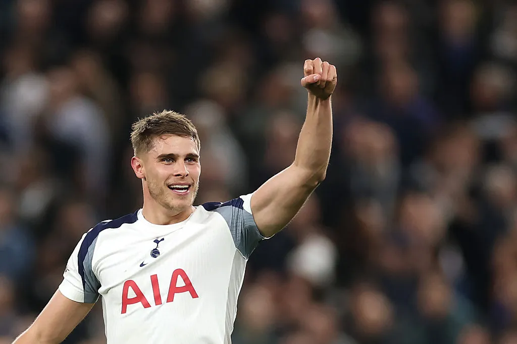 Zagueiro Micky van de Ven, do Tottenham, é alvo de diversos clubes no mercado da bola (Foto: Warren Little/Getty Images)
