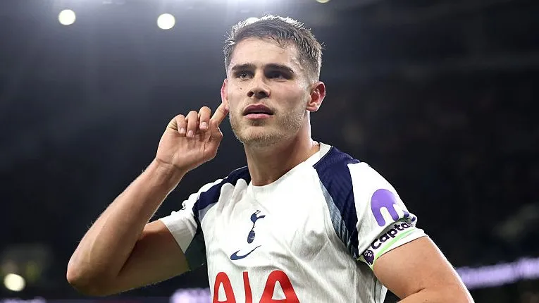 Micky van de Ven, em campo, com a mão no ouvido. Jogador é alvo do Liverpool