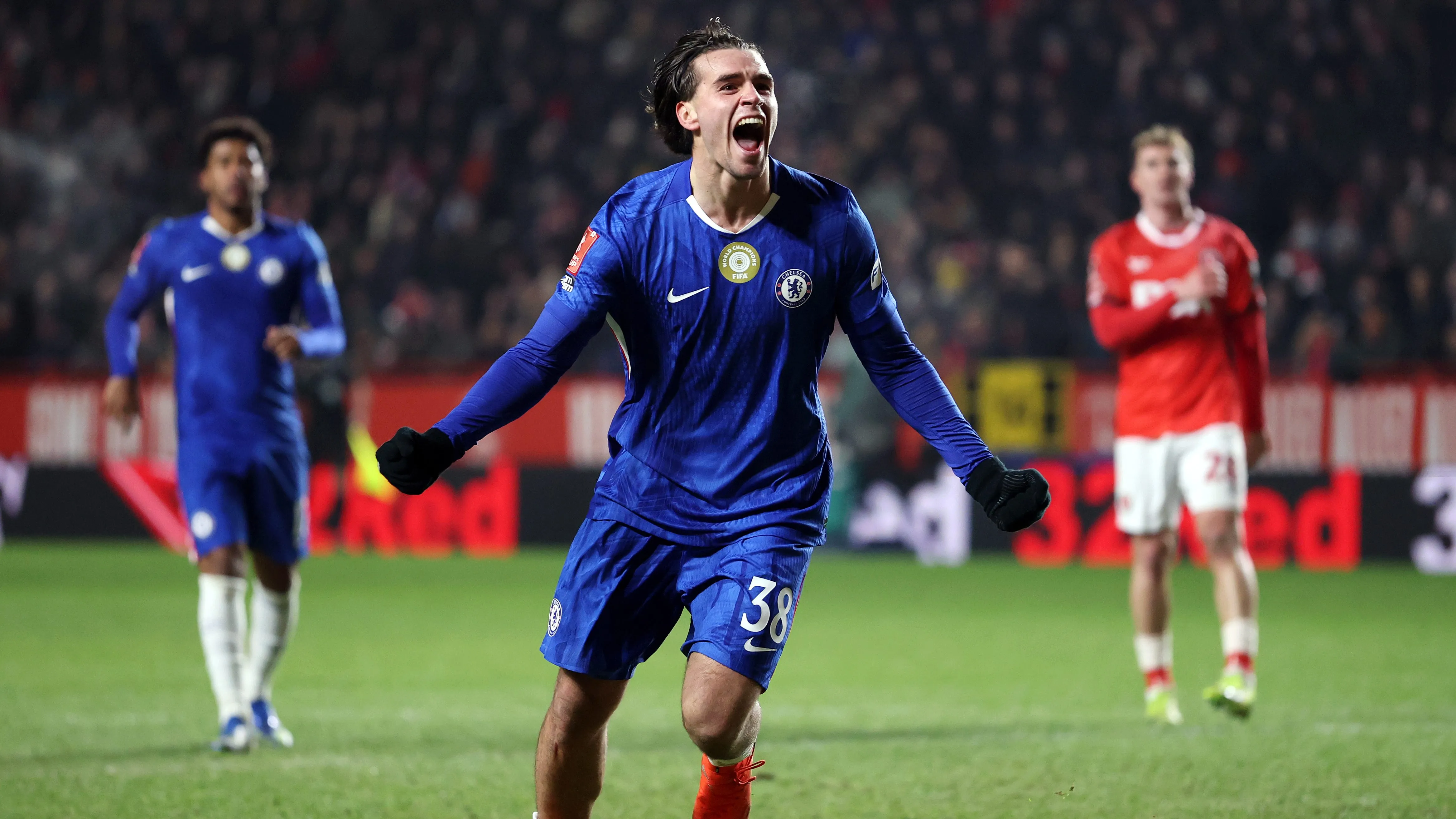 Marc Guiu comemorando  gol pelo Chelsea. Foto: Justin Setterfield/Getty Images