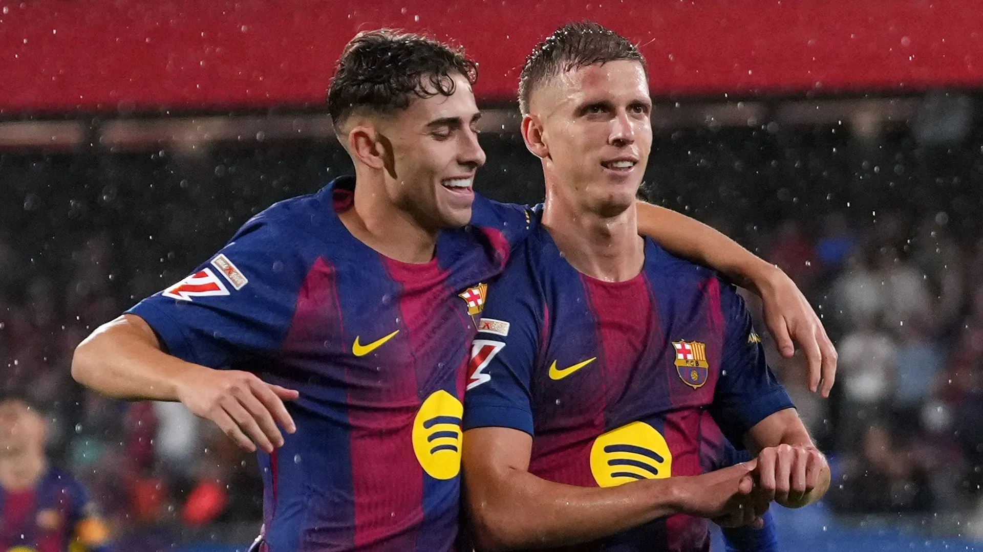 Dani Olmo, do FC Barcelona, comemora com o companheiro Fermín López após marcar o terceiro gol da equipe na partida da LaLiga EA Sports entre FC Barcelona e Getafe CF, no Estadi Johan Cruyff, em 21 de setembro de 2025, em Barcelona, Espanha. (Foto: Alex Caparrós/Getty Images)