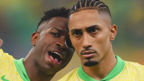 Vinicius Jr e Raphinha se enfrentam em momentos opostos. Foto: Pedro Vilela/Getty Images