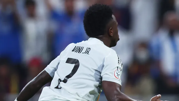 Real Madrid em alerta: futuro de Vinicius Júnior ameaçado por oferta bilionária do Al-Ahli. (Foto de Yasser BakhshGetty Images)