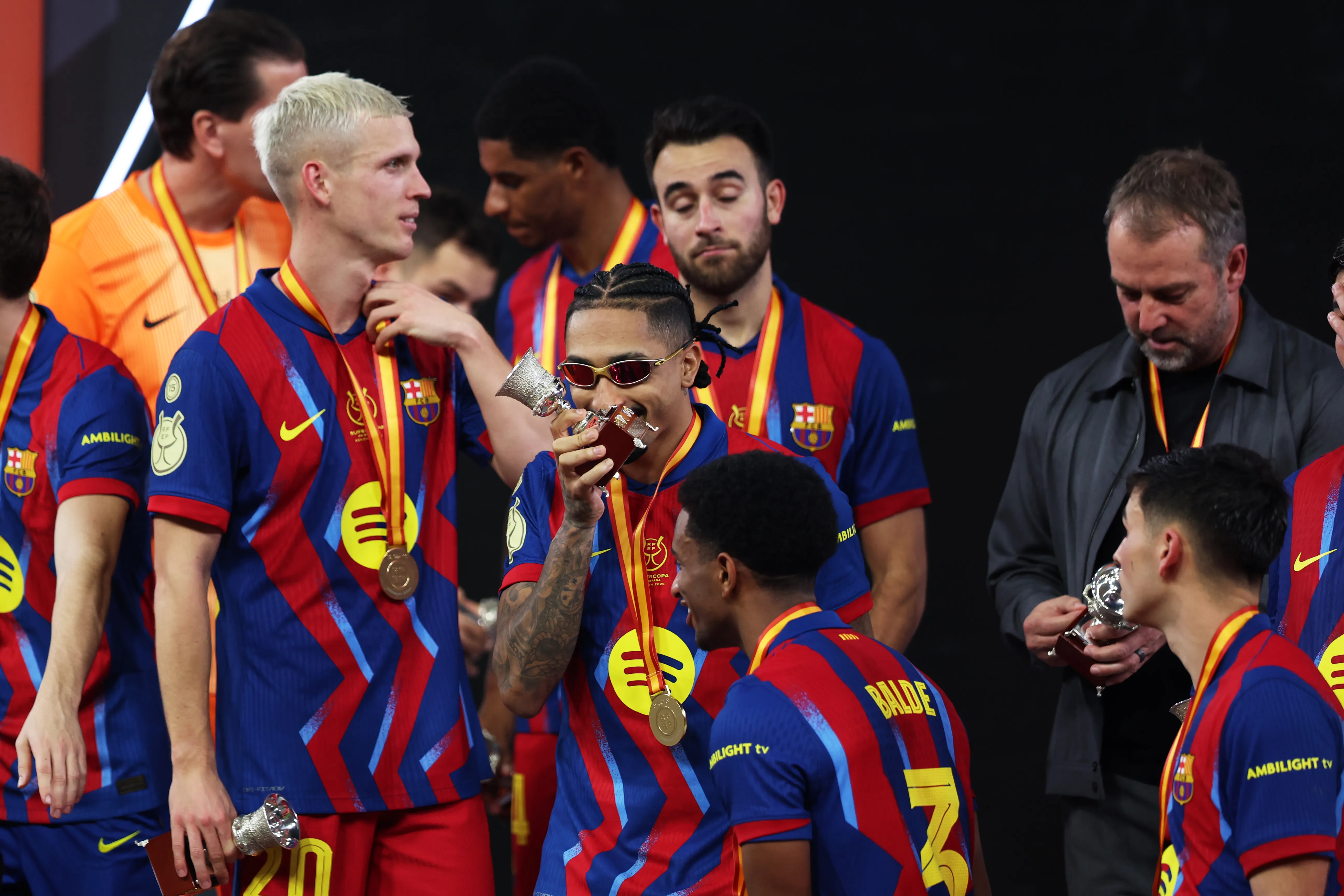 Raphinha comemora o título. (Photo by Yasser Bakhsh/Getty Images)