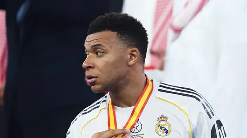 Ação de Kylian Mbappé barra protocolo de guarda de honra na Supercopa entre Real e Barcelona. (Foto: Yasser Bakhsh/Getty Images)