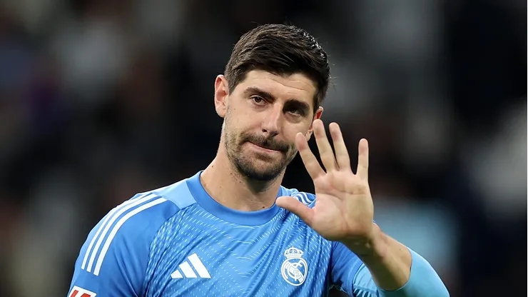 Courtois isenta Vinícius Júnior de culpa após vice do Real Madrid. (Photo by Florencia Tan Jun/Getty Images)