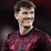 Liverpool debate soluções internas após baixa na lateral direita