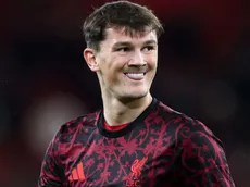 Liverpool debate soluções internas após baixa na lateral direita