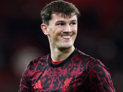 Liverpool debate soluções internas após baixa na lateral direita