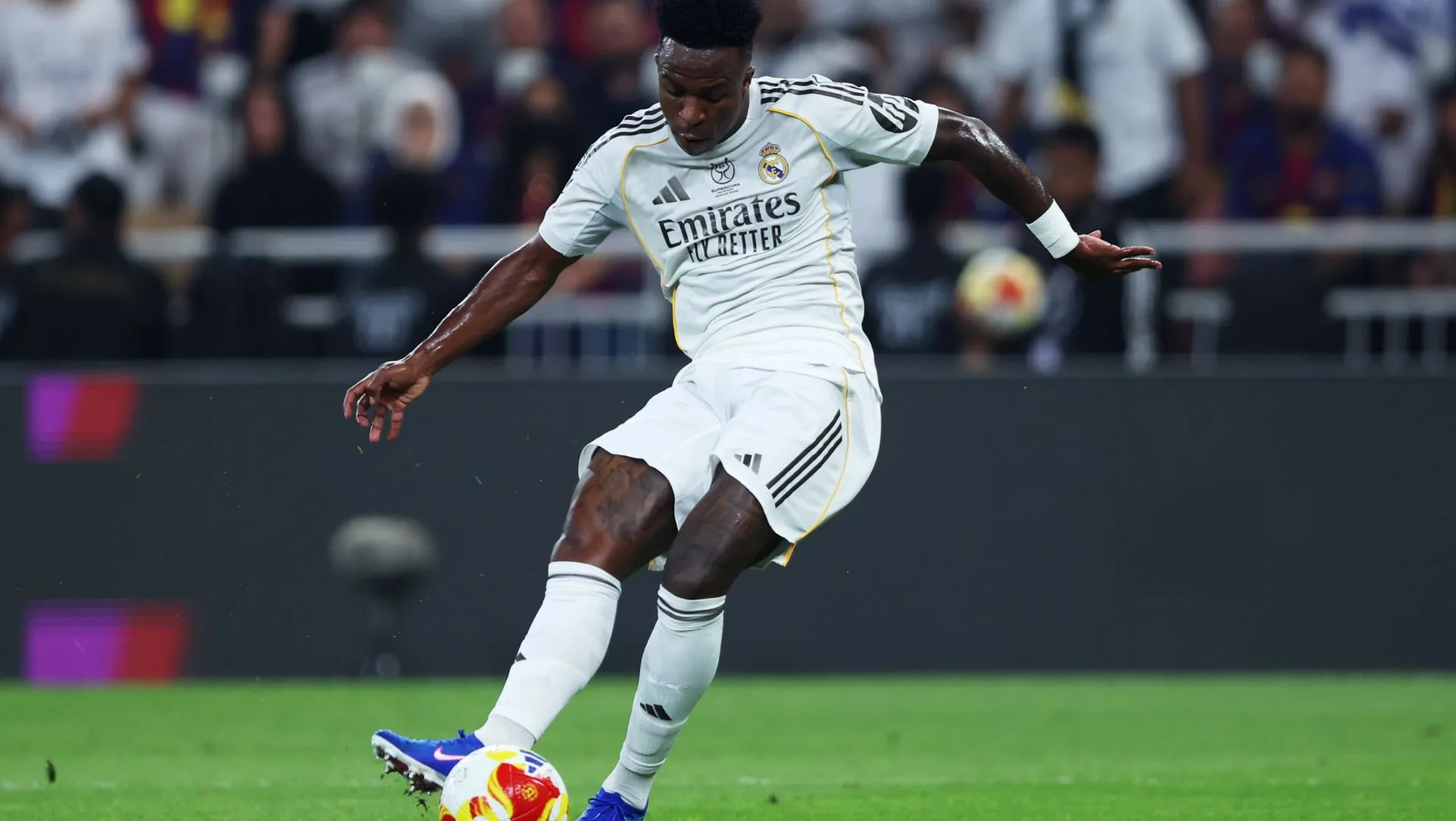Vinicius Júnior dá um chute durante a final da Supercopa da Espanha. Foto: Yasser Bakhsh/Getty Images