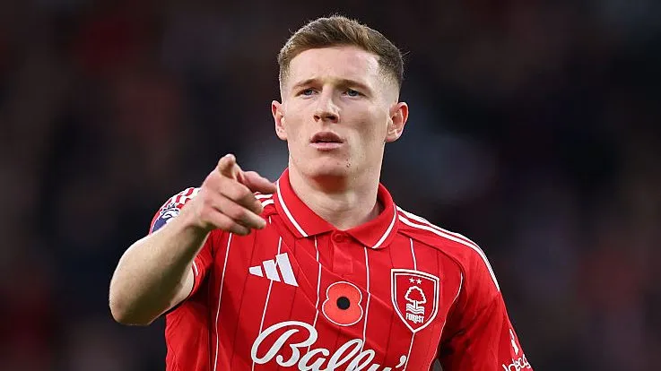 Elliot Anderson, em campo, com a camisa vermelha do Nottingham Forest