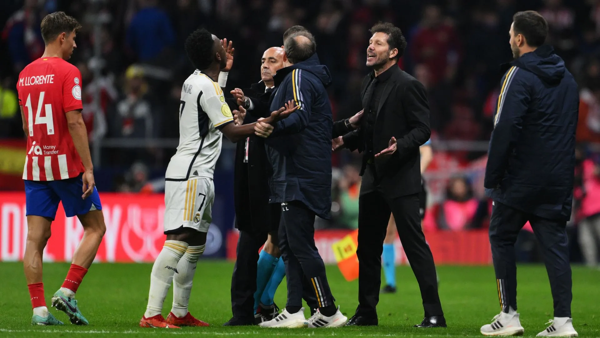 Vinicius Jr. e Diego Simeone discutem durante partida. Foto: David Ramos/Getty Images