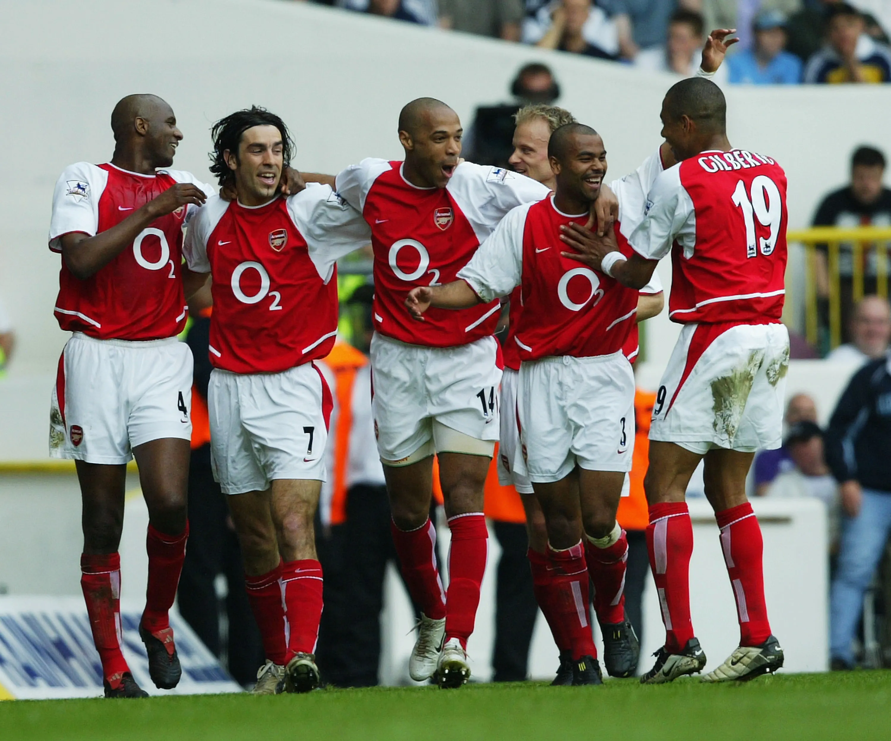 Da esquerda para a direita: Patrick Vieira, Robert Pires, Thierry Henry, Ashley Cole e Gilberto Silva, campeões invictos com o Arsenal na temporada 03/04 (Foto: Shaun Botterill/Getty Images)