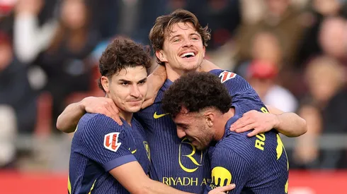 Conor Gallagher, Julian Álvarez e Matteo Ruggeri. (Photo by Judit Cartiel/Getty Images)