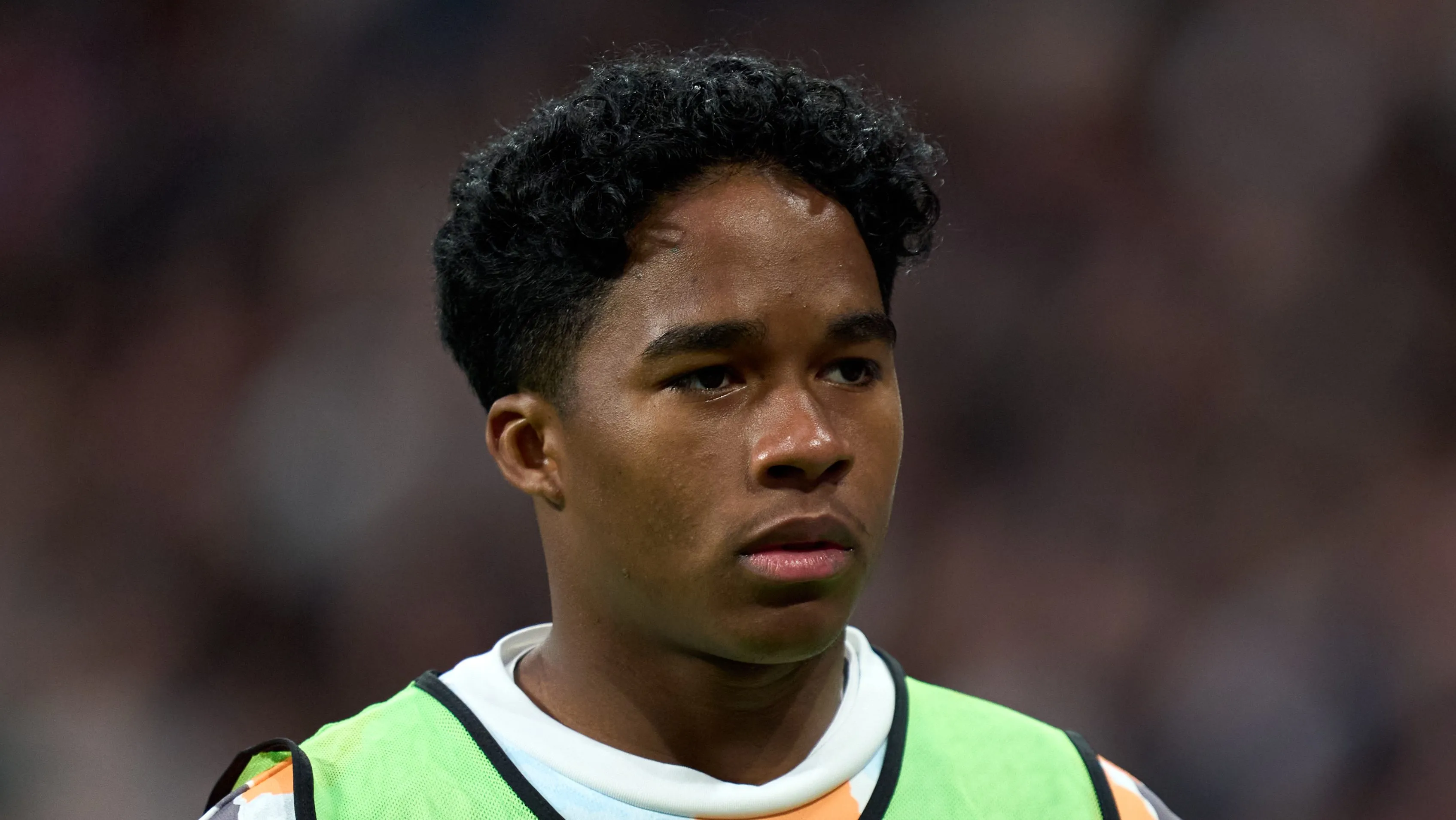 Endrick usa colete em aquecimento durante partida do Real Madrid