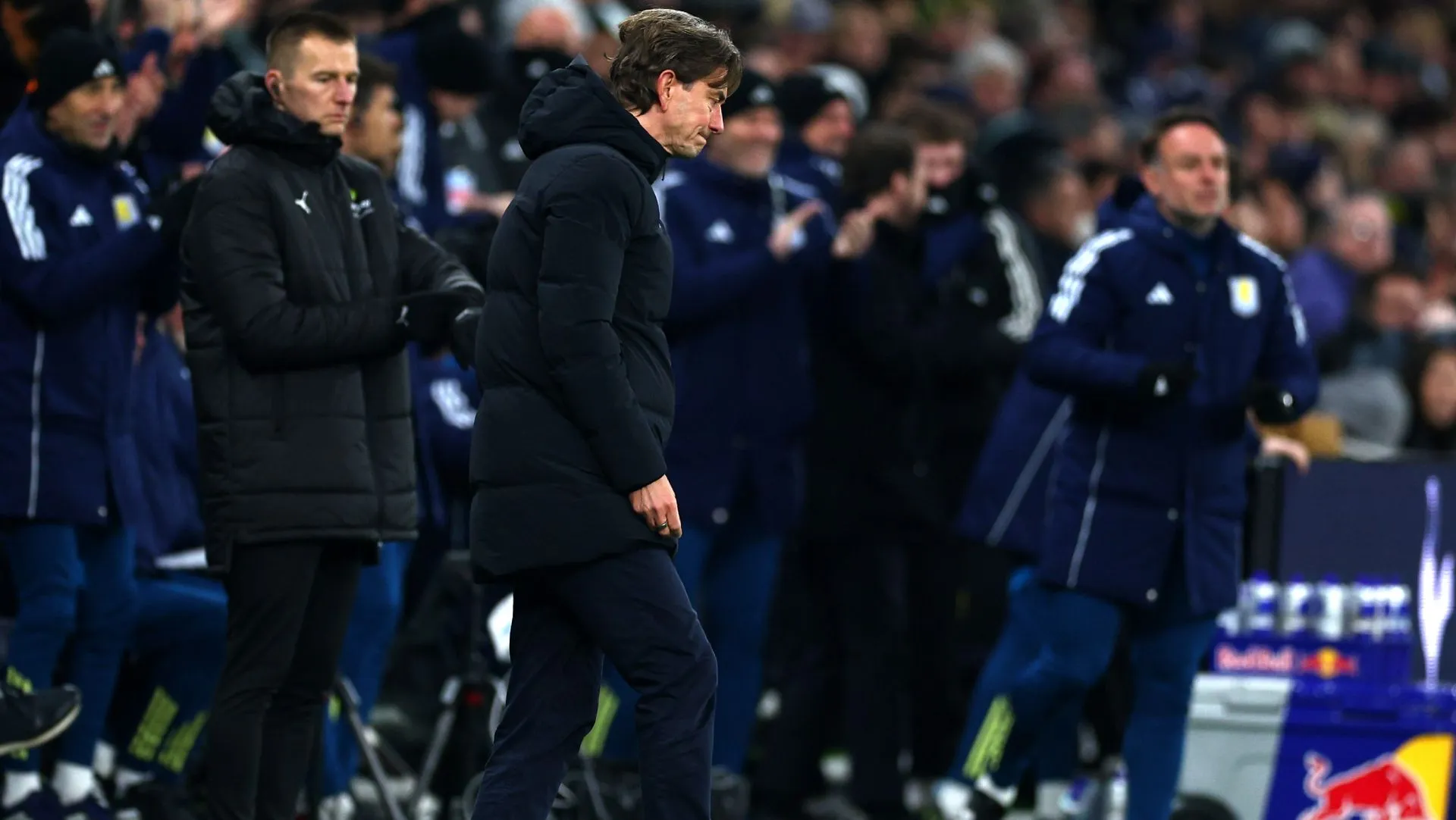 Thomas Frank reage ao Aston Villa marcando o segundo gol durante partida da FA Cup. Foto: Clive Rose/Getty Images
