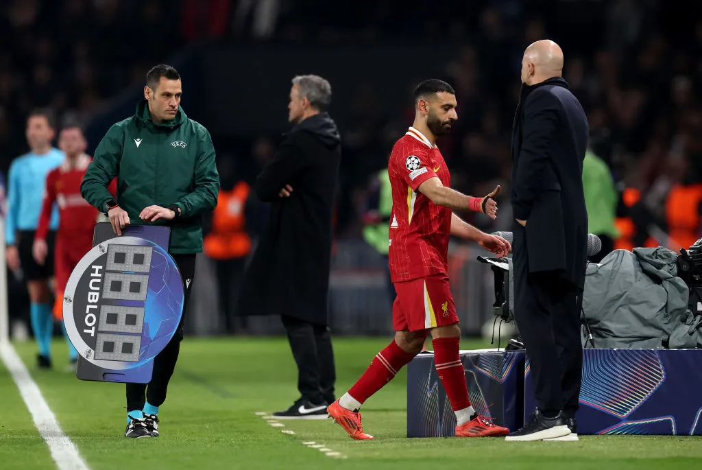 Slot e Salah já se desentenderam no Liverpool após a decisão do treinador em deixar o atacante no banco de reservas em algumas partidas. Slot disse que conversaria com o jogador, dizendo que não tem motivos para não o querer no time. Salah se desculpou com os companheiros após as polêmicas, mas o clima ainda não é tão bom. O clube acredita que vai melhorar, diz portal (Foto: Julian Finney/Getty Images)