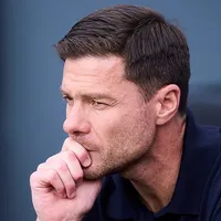 Xabi gritou com jogadores durante treino, que cochichavam e irritaram treinador