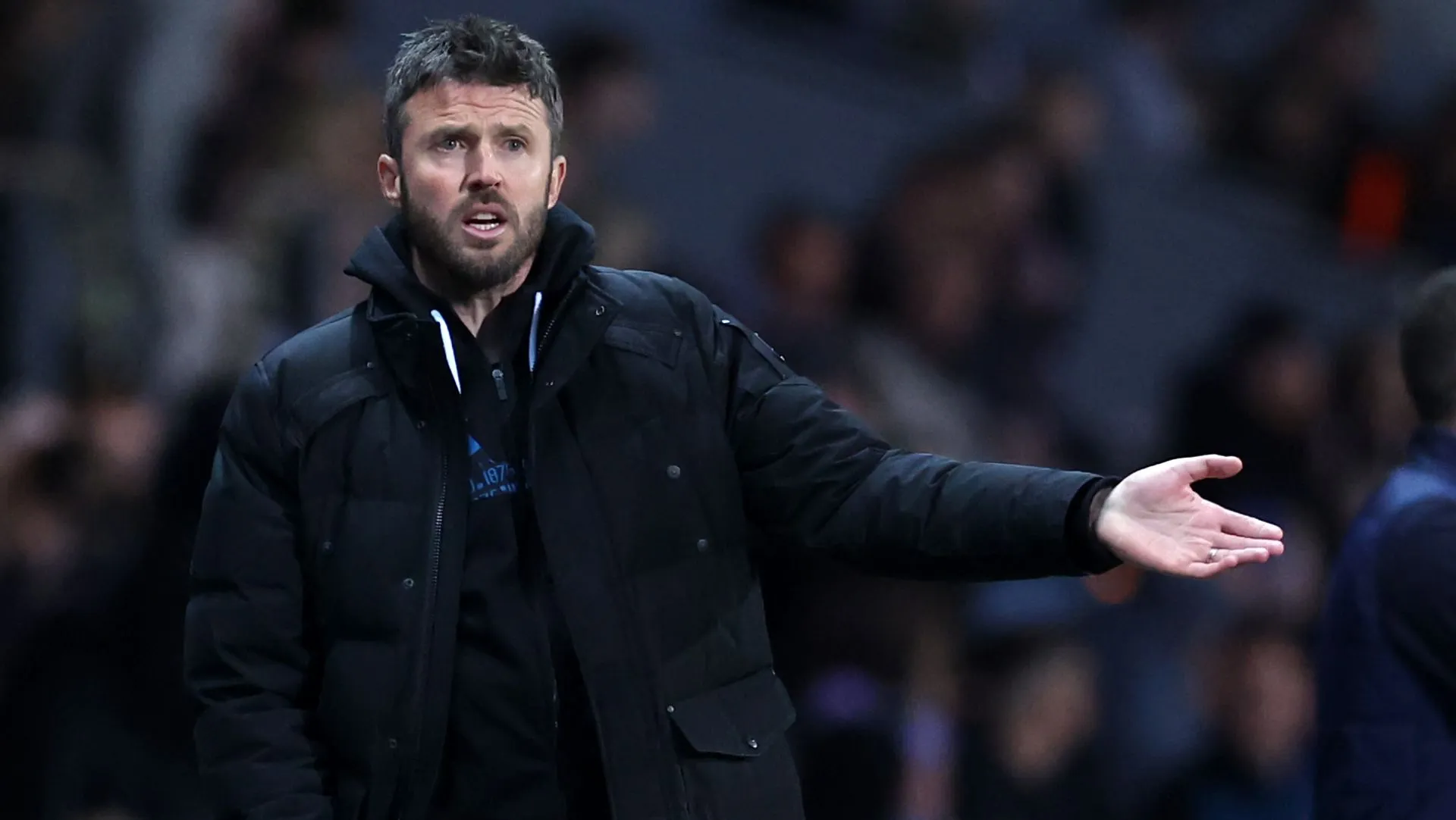 Michael Carrick reage durante a partida do Sky Bet Championship. Foto: Alex Livesey/Getty Images
