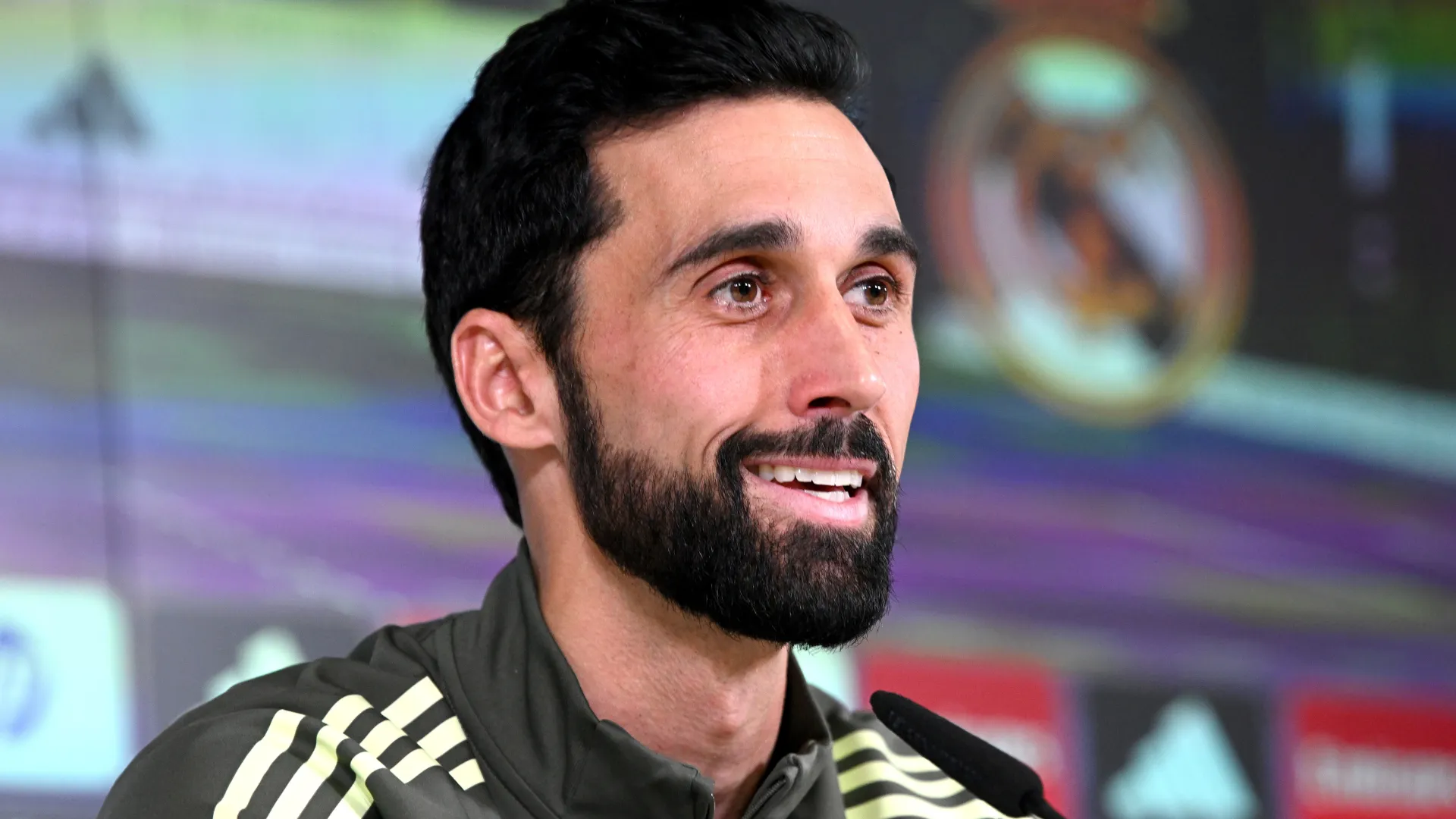 Arbeloa aparece sorrindo em uma entrevista coletiva pelo Real Madrid