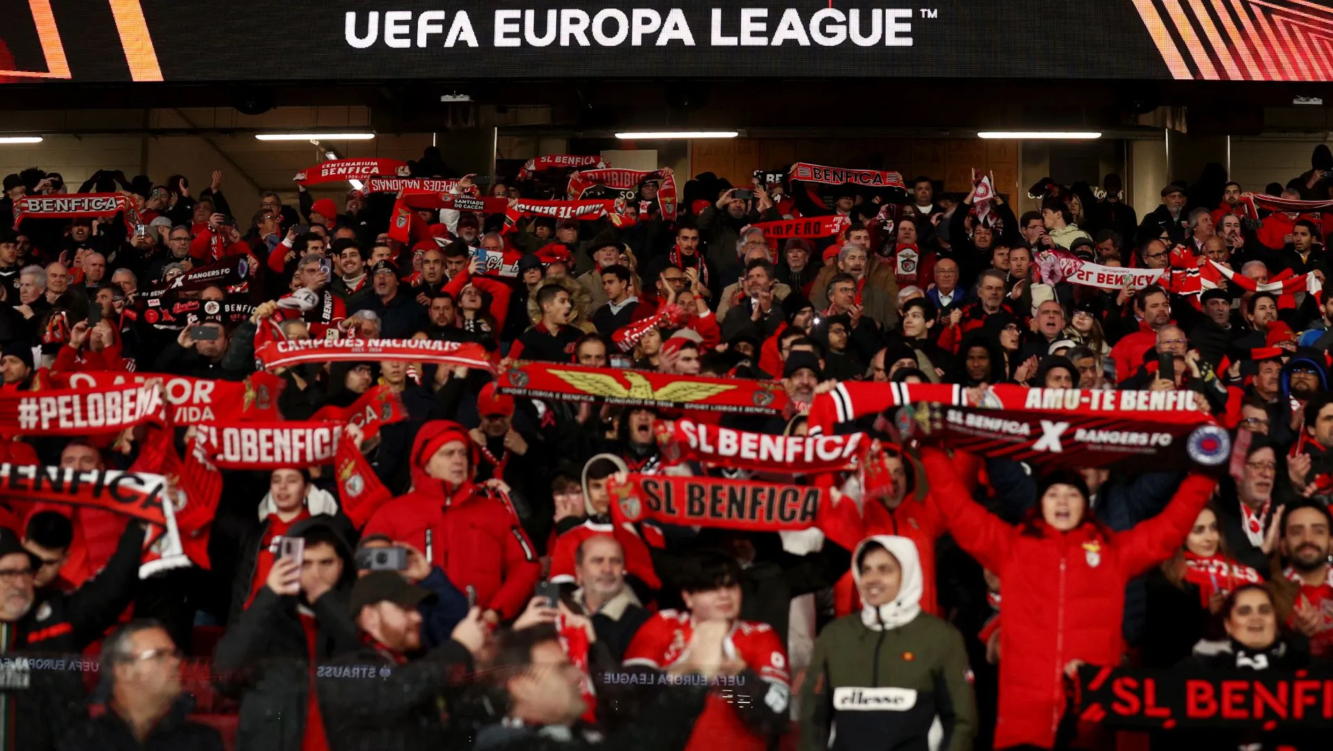 Os torcedores do Benfica demonstram o seu apoio antes do jogo da UEFA Europa League. Foto: Carlos Rodrigues/Getty Images