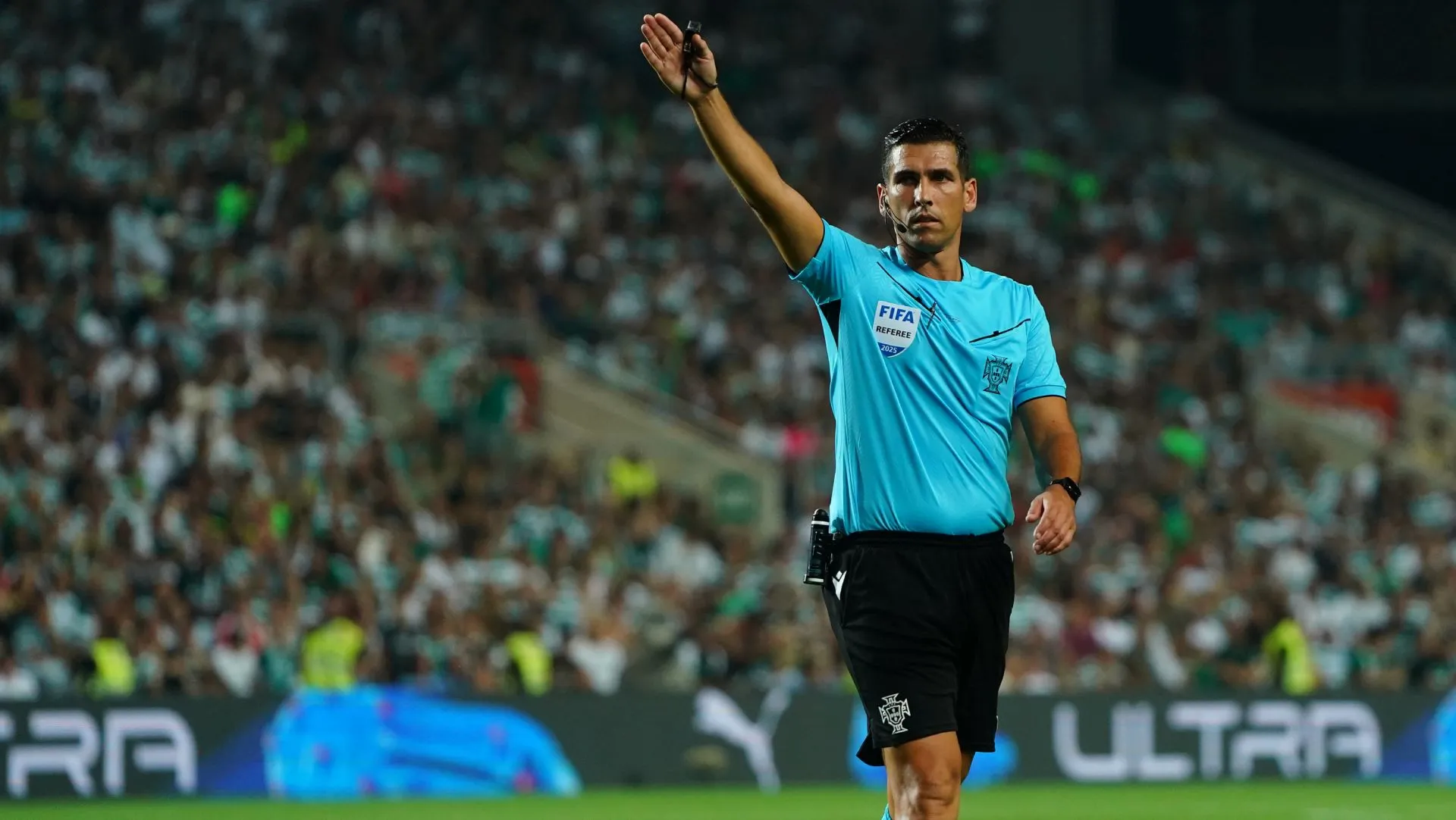 Árbitro Fabio Verissimo em ação durante o jogo da Supertaça de Portugal. Foto: Gualter Fatia/Getty Images