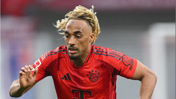 Sacha Boey com a camisa do Bayern de Munique (Photo by Stuart Franklin/Getty Images)